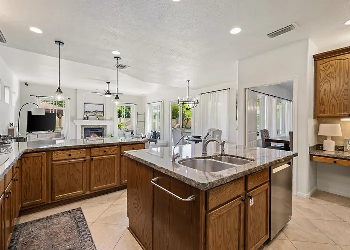 Shadow Mountain Retreat- Perfect Location Pool Games Hikers Retreat Holiday home Phoenix